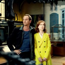 Isabelle Huppert insieme a Benoît Poelvoorde in una scena della commedia Mon pire cauchemar