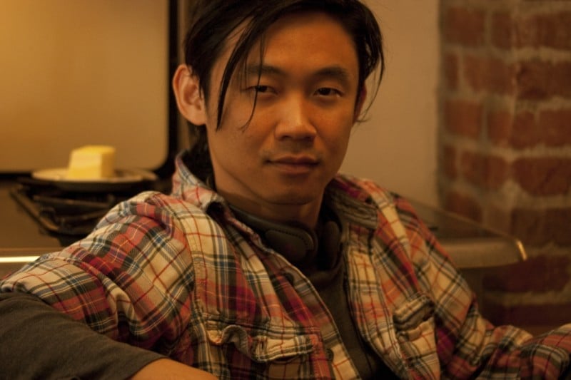 Primo piano di James Wan sul set dell'horror Insidious