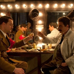 Jürgen Vogel vestito da Hitler e Michael Herbig vestito da Stalin in una scena di Hotel Lux