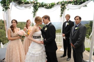 Laura Brent, Xavier Samuel, Kris Marshall e Kevin Bishop in una scena di A few best men