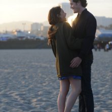 Like Crazy: Anton Yelchin e Felicity Jones in una romantica scena del film