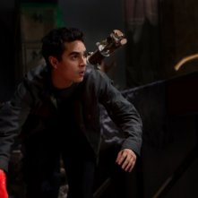 Max Minghella in una scena d'azione di fronte al nemico ne L'ora nera 3D