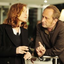Mon pire cauchemar: Isabelle Huppert e Benoît Poelvoorde in una scena del film