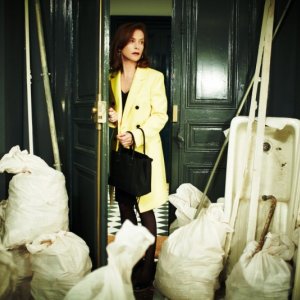 Mon pire cauchemar: Isabelle Huppert in una scena del film osserva impotente il disordine della sua casa