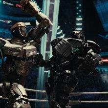 Real Steel: combattimento tra robot in una scena d'azione del film
