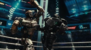 Real Steel: combattimento tra robot in una scena d'azione del film