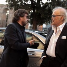 Il regista Stefano Veneruso insieme a Franco Califano sul set del documentario Noi di settembre fuori dal teatro Ambra Jovinelli