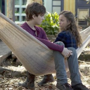 Terra Nova: Allison Miller e Landon Liboiron nell'episodio Bylaw