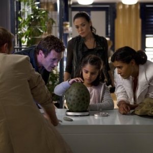 Terra Nova: Jason O'Mara, Alana Mansour, Shelley Conn e Simone Kessell nell'episodio Bylaw