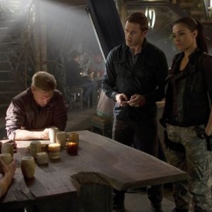 Terra Nova: Jason O'Mara e Simone Kessell nell'episodio Bylaw