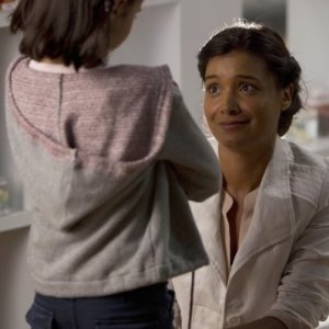 Terra Nova: Shelley Conn ed Alana Mansour nell'episodio Bylaw