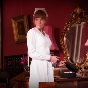 The eye of the storm: Alexandra Schepisi interpreta Flora in una scena del film