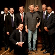 Too big to fail - Il crollo dei giganti: Curtis Hanson insieme al cast maschile del film sul set