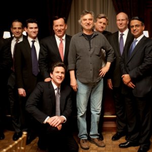 Too big to fail - Il crollo dei giganti: Curtis Hanson insieme al cast maschile del film sul set