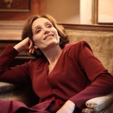 Un'affascinante Kristin Scott Thomas in una scena del film The Woman in the Fifth