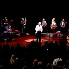 Un'immagine del concerto di Califano al teatro Ambra Jovinelli tratta dal documentario Noi di settembre