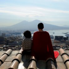 La kryptonite nella borsa: il piccolo Luigi Catani insieme a Vincenzo Nemolato in una scena del film