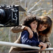 Valeria Golino insieme al piccolo Luigi Catani sul set de La kryptonite nella borsa di Ivan Cotroneo