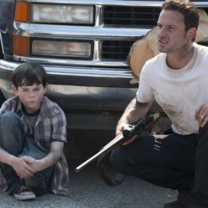 Andrew Lincoln e il piccolo Chandler Riggs nell'episodio La strada da percorrere, della seconda stagione di The Walking Dead