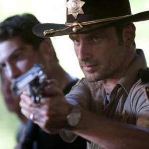 Andrew Lincoln è Rick Grimes nell'episodio La strada da percorrere, della seconda stagione di The Walking Dead