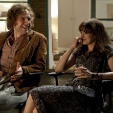 Anne Hathaway in una scena di One Day insieme a Rafe Spall