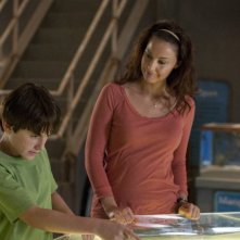 Ashley Judd insieme al piccolo Nathan Gamble in una scena di L'incredibile storia di Winter il delfino