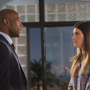 Billy Brown e Jennifer Carpenter sono Mike Anderson e Debra Morgan nell'episodio Smokey and the Bandit