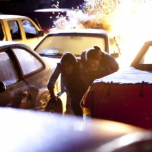 Caitlin Stasey e Rachel Hurd-Wood fuggono da un'esplosione in una scena del film The Tomorrow Series: il domani che verrà