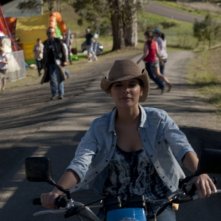 Caitlin Stasey in motocicletta in una scena di The Tomorrow Series: il domani che verrà