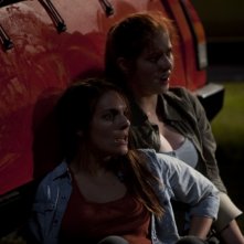 Caitlin Stasey insieme a Rachel Hurd-Wood in una scena di The Tomorrow Series: il domani che verrà