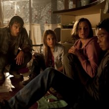 Deniz Akdeniz, Caitlin Stasey, Ashleigh Cummings e Chris Pang in un'immagine tratta da The Tomorrow Series: il domani che verrà