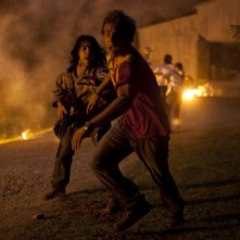 Deniz Akdeniz e Lincoln Lewis in una scena di The Tomorrow Series: il domani che verrà