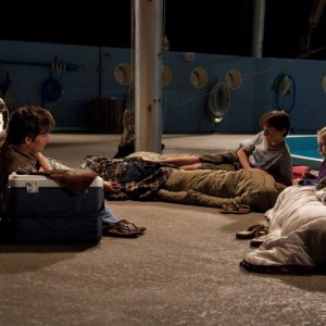 Harry Connick Jr. insieme ai piccoli Nathan Gamble e Cozi Zuehlsdorff in una scena notturna de L'incredibile storia di Winter il delfino