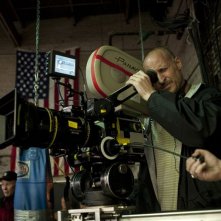 Il regista Gavin O'Connor dietro la macchina da presa sul set del film Warrior