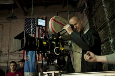 Il regista Gavin O'Connor dietro la macchina da presa sul set del film Warrior