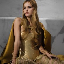 Isabel Lucas nei panni di Atena in un'immagine di Immortals 3D
