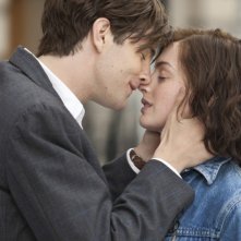 Jim Sturgess e Anne Hathaway si baciano teneramente in una scena di One Day