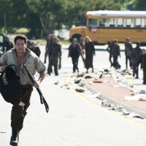 Jon Bernthal inseguito dagli Erranti nell'episodio La strada da percorrere, della seconda stagione di The Walking Dead