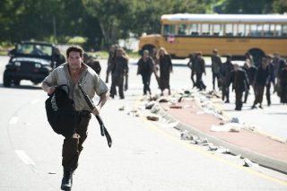 Jon Bernthal inseguito dagli Erranti nell'episodio La strada da percorrere, della seconda stagione di The Walking Dead