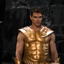 Kellan Lutz con indosso l'armatura in una scena del film epico Immortals 3D