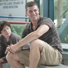 L'incredibile storia di Winter il delfino: Nathan Gamble insieme ad Austin Stowell in una scena del film