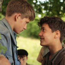 La nouvelle guerre des boutons, due giovani protagonisti in un faccia a faccia