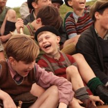 La nouvelle guerre des boutons, i giovani protagonisti ridono in una scena del film