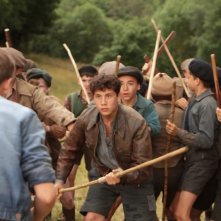 La nouvelle guerre des boutons, i giovani protagonisti si affrontano a viso aperto in una scena del film