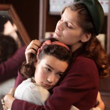 Laetitia Casta abbraccia una bambina in un'immagine del film La nouvelle guerre des boutons