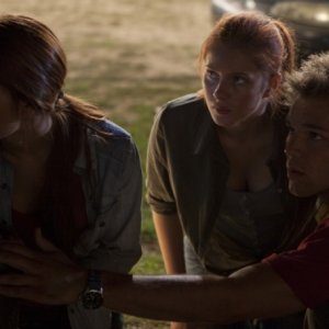 Lincoln Lewis, Caitlin Stasey e Rachel Hurd-Wood in una scena del film The Tomorrow Series: il domani che verrà