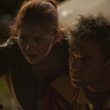 Lincoln Lewis insieme a Rachel Hurd-Wood in una scena di The Tomorrow Series: il domani che verrà