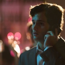 Margin Call: Penn Badgley in una scena del film