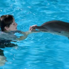 Nathan Gamble in acqua con Winter in una scena del film L'incredibile storia di Winter il delfino