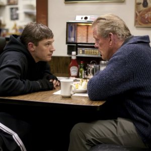 Nick Nolte insieme a Tom Hardy in una scena del film drammatico Warrior